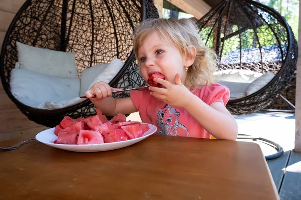 Bambina Che Mangia Anguria Una Terrazza Estiva — Foto Stock