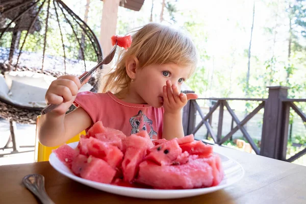 Bambina Che Mangia Anguria Una Terrazza Estiva — Foto Stock