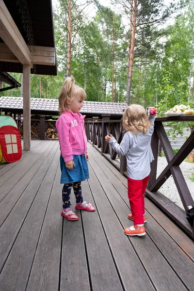 Bambine Giocano Sulla Terrazza Estiva Una Casa Campagna — Foto Stock