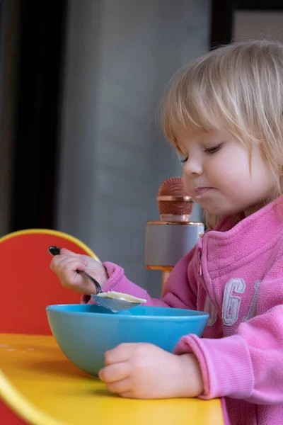 Małe Dziewczynki Jedzące Śniadanie Świeżym Powietrzu — Zdjęcie stockowe