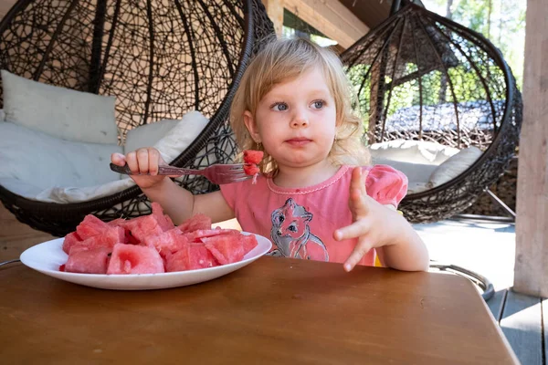 Bambina Che Mangia Anguria Una Terrazza Estiva — Foto Stock