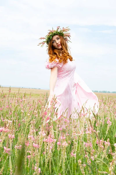 Ragazza Dai Capelli Rossi Campo Con Una Corona Sulla Testa — Foto Stock