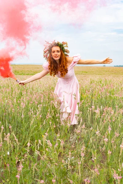 Red Haired Girl Field Wreath Her Head Holds Colored Smoke — Stock Photo, Image