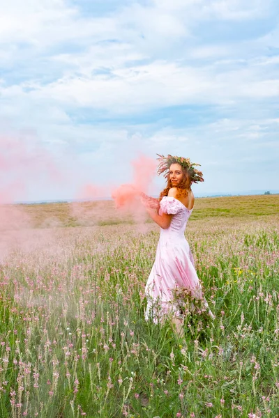 Ragazza Dai Capelli Rossi Campo Con Una Corona Testa Tiene — Foto Stock