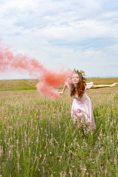 Rudowłosa Dziewczyna Polu Wieńcem Głowie Trzyma Ręku Kolorową Bombę Dymną — Zdjęcie stockowe