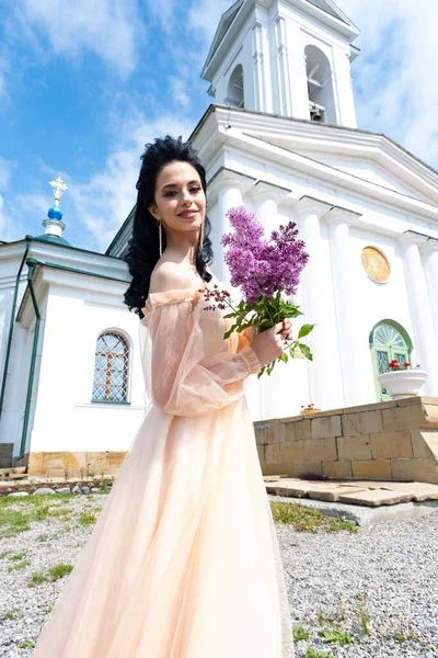 Slender Young Girl Long Evening Dress Bouquet Lilacs Background Church — Stock Photo, Image