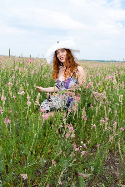 Fille Recueille Des Fleurs Sauvages Pour Une Couronne — Photo