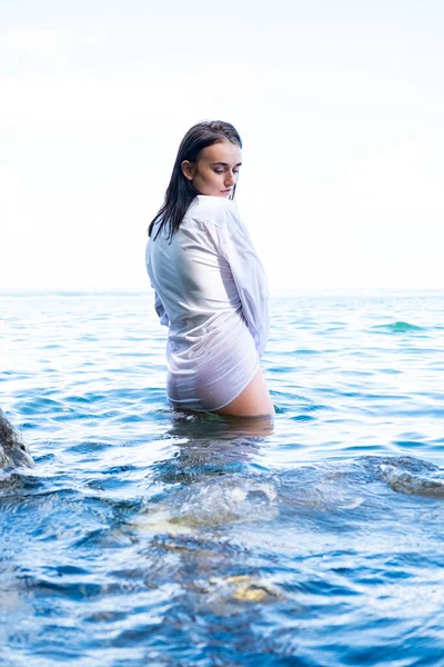 Γυμνή Κοπέλα Βρεγμένο Πουκάμισο Στέκεται Στο Νερό — Φωτογραφία Αρχείου