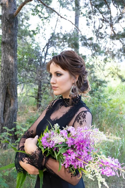 Retrato Uma Jovem Com Maquiagem Brilhante Buquê Flores Silvestres — Fotografia de Stock