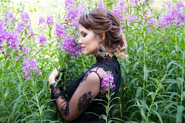 Mädchen Eleganten Abendkleid Zwischen Wildblumen — Stockfoto