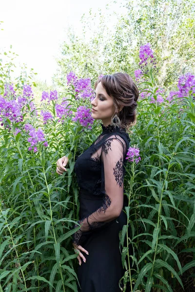 Flicka Elegant Aftonklänning Bland Snår Vilda Blommor — Stockfoto