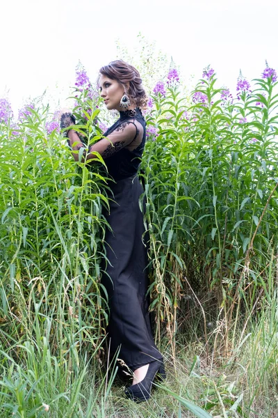 Menina Vestido Noite Elegante Entre Moitas Flores Silvestres — Fotografia de Stock