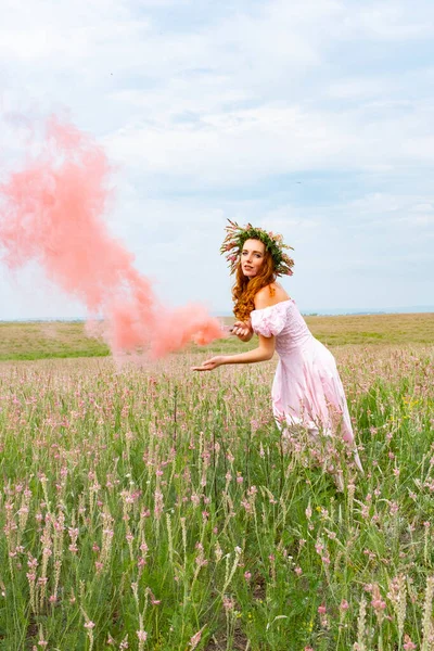 Dziewczyna Polu Lucerny Kolorowym Dymem — Zdjęcie stockowe