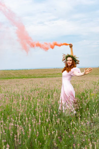 Ragazza Campo Erba Medica Con Fumo Colorato — Foto Stock