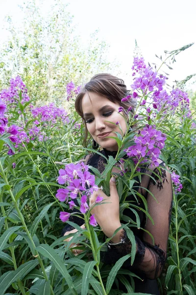 Ritratto Una Bella Ragazza Con Trucco Luminoso Tra Boscaglie Fiori — Foto Stock