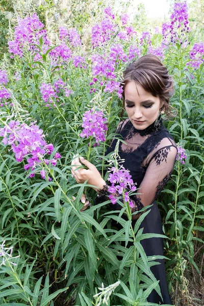 Portrait Une Belle Jeune Fille Avec Maquillage Lumineux Parmi Des — Photo