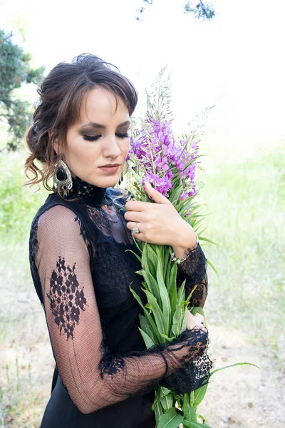 Retrato Uma Bela Jovem Com Maquiagem Brilhante Buquê Flores Silvestres — Fotografia de Stock