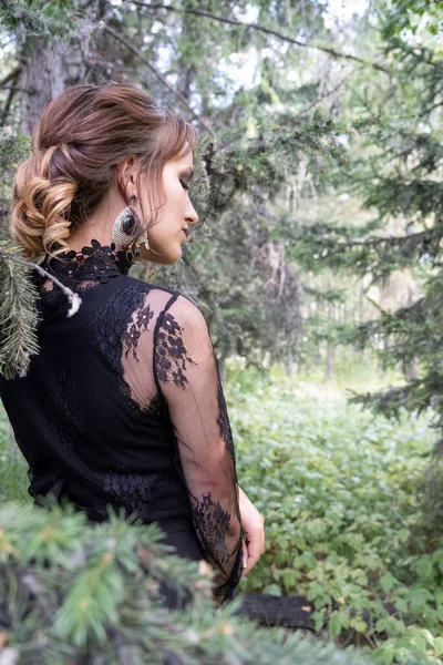 Retrato Una Hermosa Joven Con Maquillaje Brillante Sobre Fondo Bosque — Foto de Stock