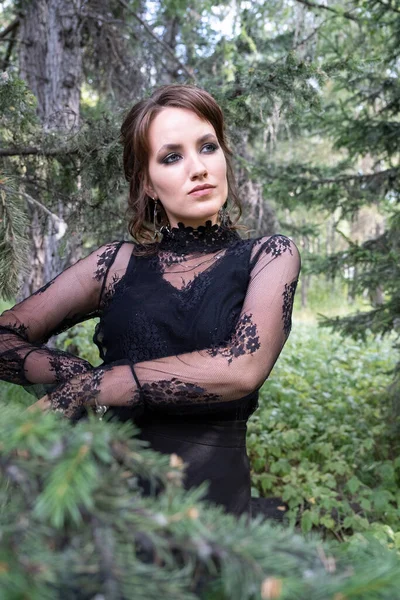 Retrato Una Hermosa Joven Con Maquillaje Brillante Sobre Fondo Bosque — Foto de Stock