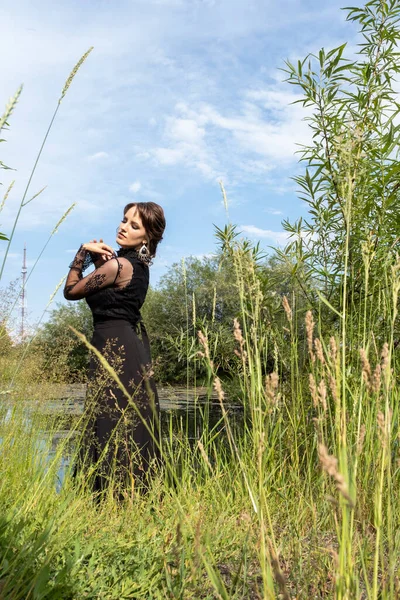 Junges Mädchen Langen Schwarzen Kleid Auf Dem See — Stockfoto