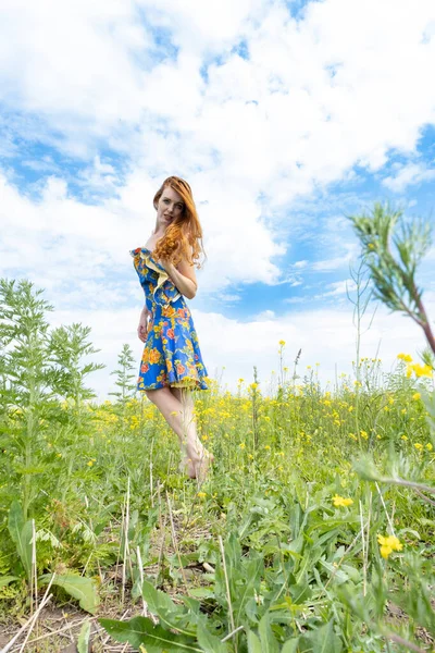 Giovane Ragazza Breve Prendisole Passeggiate Tra Fiori Selvatici — Foto Stock