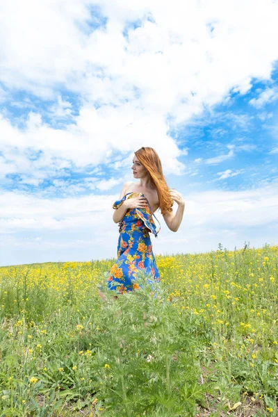 Kısa Elbiseli Genç Kız Kır Çiçeklerinin Arasında Yürüyor — Stok fotoğraf