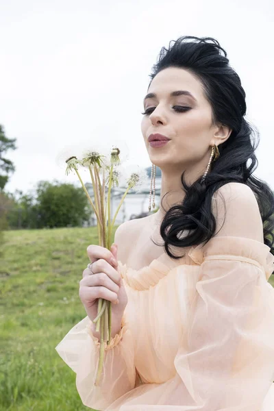 Young Girl Bouquet Dandelions Hands — Stock Photo, Image