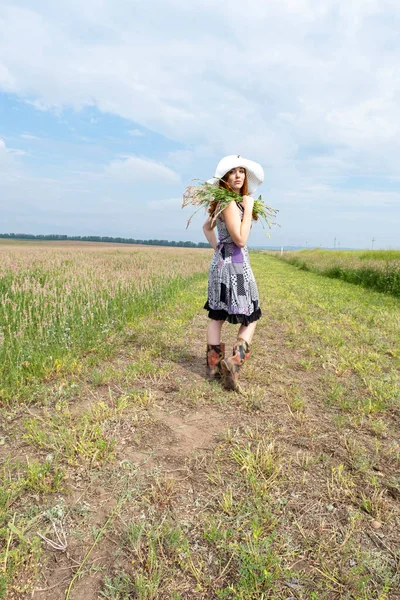 Das Rothaarige Junge Mädchen Auf Dem Feld Sammelt Blumen — Stockfoto