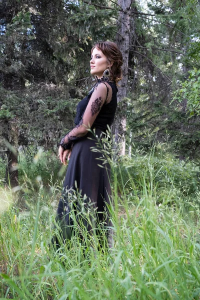 Mädchen Mit Hellem Make Und Einem Schwarzen Kleid Sommerwald Zwischen — Stockfoto