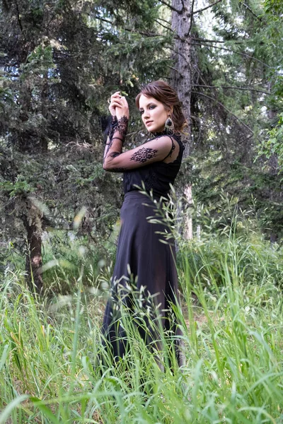 Dziewczyna Jasnym Makijażem Czarnej Sukience Letnim Lesie Wśród Forbów — Zdjęcie stockowe