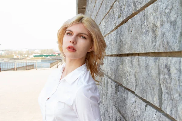 Jonge Blonde Vrouw Wit Shirt Bij Granieten Muur — Stockfoto