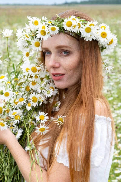 Red Haired Girl Collects Daisies Field — Stock Photo, Image