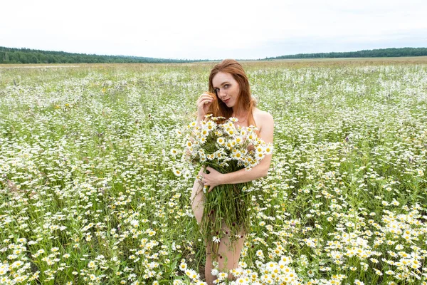 Young Red Haired Girl Field Chamomile Flowers — Stock Photo, Image