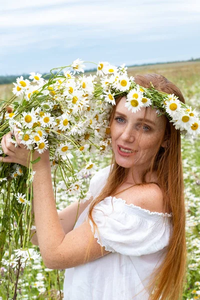 Mladá Zrzavá Dívka Poli Mezi Heřmánkovými Květy — Stock fotografie