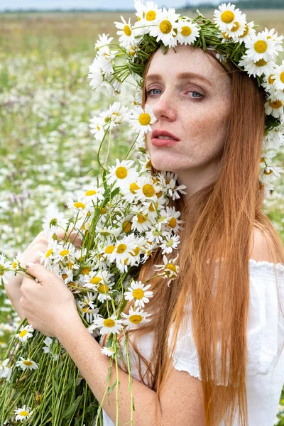 Młoda Rudowłosa Dziewczyna Polu Wśród Kwiatów Rumianku — Zdjęcie stockowe