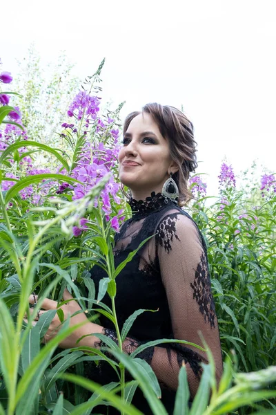 Mädchen Mit Hellem Make Einem Schwarzen Kleid Zwischen Den Wildblumen — Stockfoto