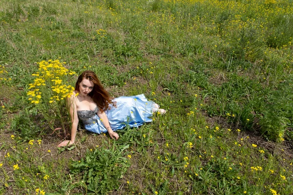野の花の間のフィールドに若い女の子 夏の肖像 — ストック写真