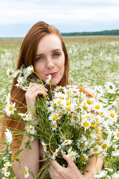 Junges Mädchen Mit Einem Strauß Gänseblümchen Der Natur — Stockfoto