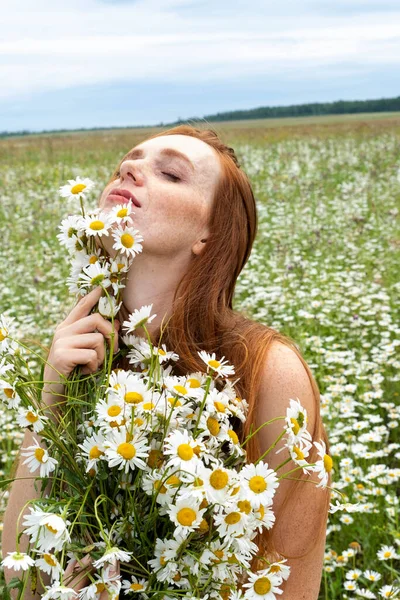 Junges Mädchen Mit Einem Strauß Gänseblümchen Der Natur — Stockfoto