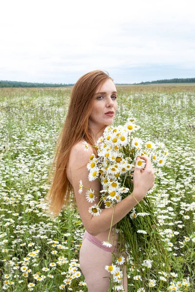 Young Girl Huge Bouquet Daisies Stands Field — Stock Photo, Image