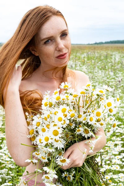 Young Girl Huge Bouquet Daisies Stands Field — Stock Photo, Image