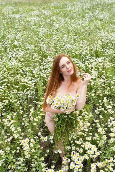 Young Girl Huge Bouquet Daisies Stands Field — Stock Photo, Image