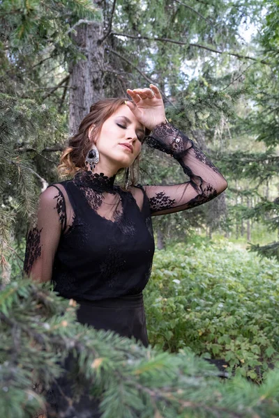 Chica Joven Vestido Negro Fondo Matorrales Bosque — Foto de Stock