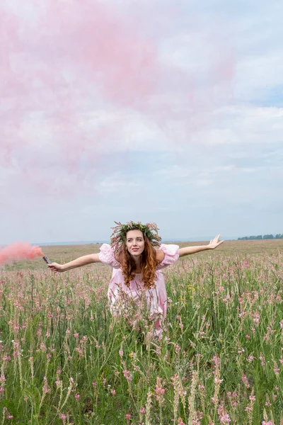 Flicka Krans Och Med Färgad Rök Utför Rituell Dans Fältet — Stockfoto