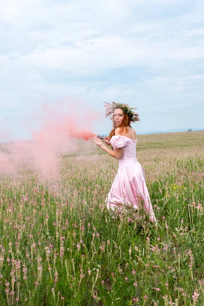 Ragazza Una Ghirlanda Con Fumo Colorato Esegue Una Danza Rituale — Foto Stock