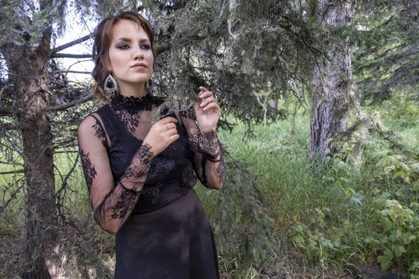 Jovem Vestido Preto Uma Floresta Coníferas — Fotografia de Stock