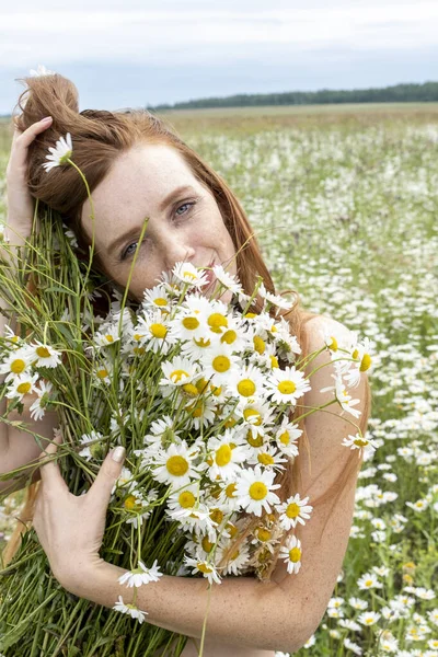 Red Haired Girl Huge Bouquet Field Daisies — Stock Photo, Image