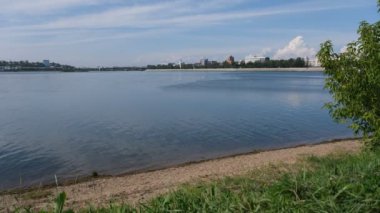 Irkutsk 'taki Angara Nehri' nin yatağı ve alt setin.