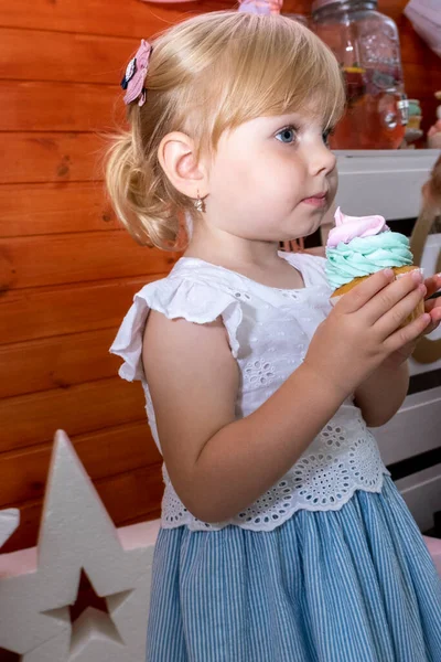 Dziewczynka Trzyma Tort Dłoniach — Zdjęcie stockowe