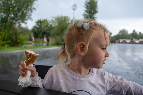 Ragazzina Che Mangia Gelato Cono Cialda — Foto Stock